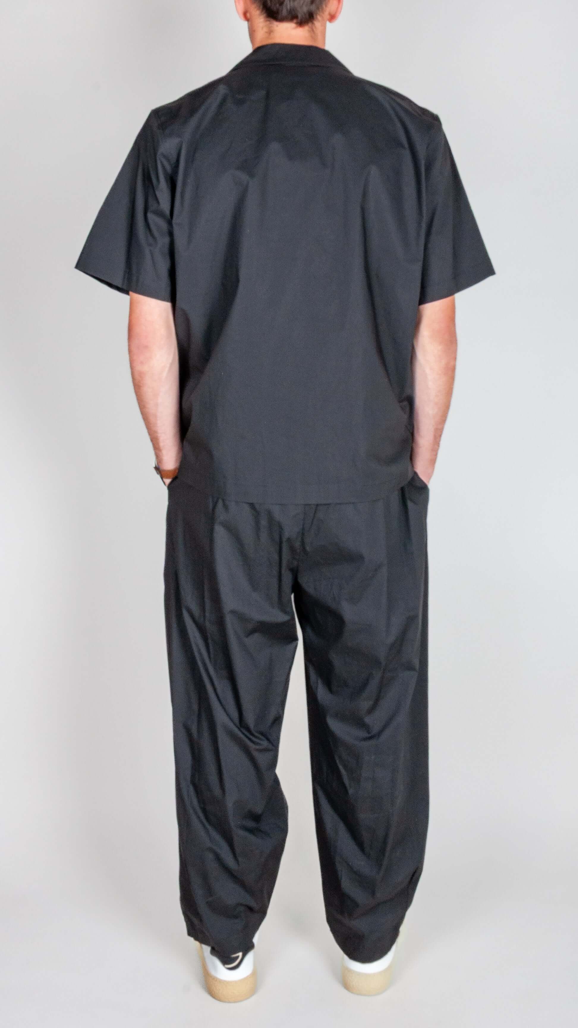 Completo Popeline manica corta Imperial in nero, retro della giacca e pantaloni abbinati.