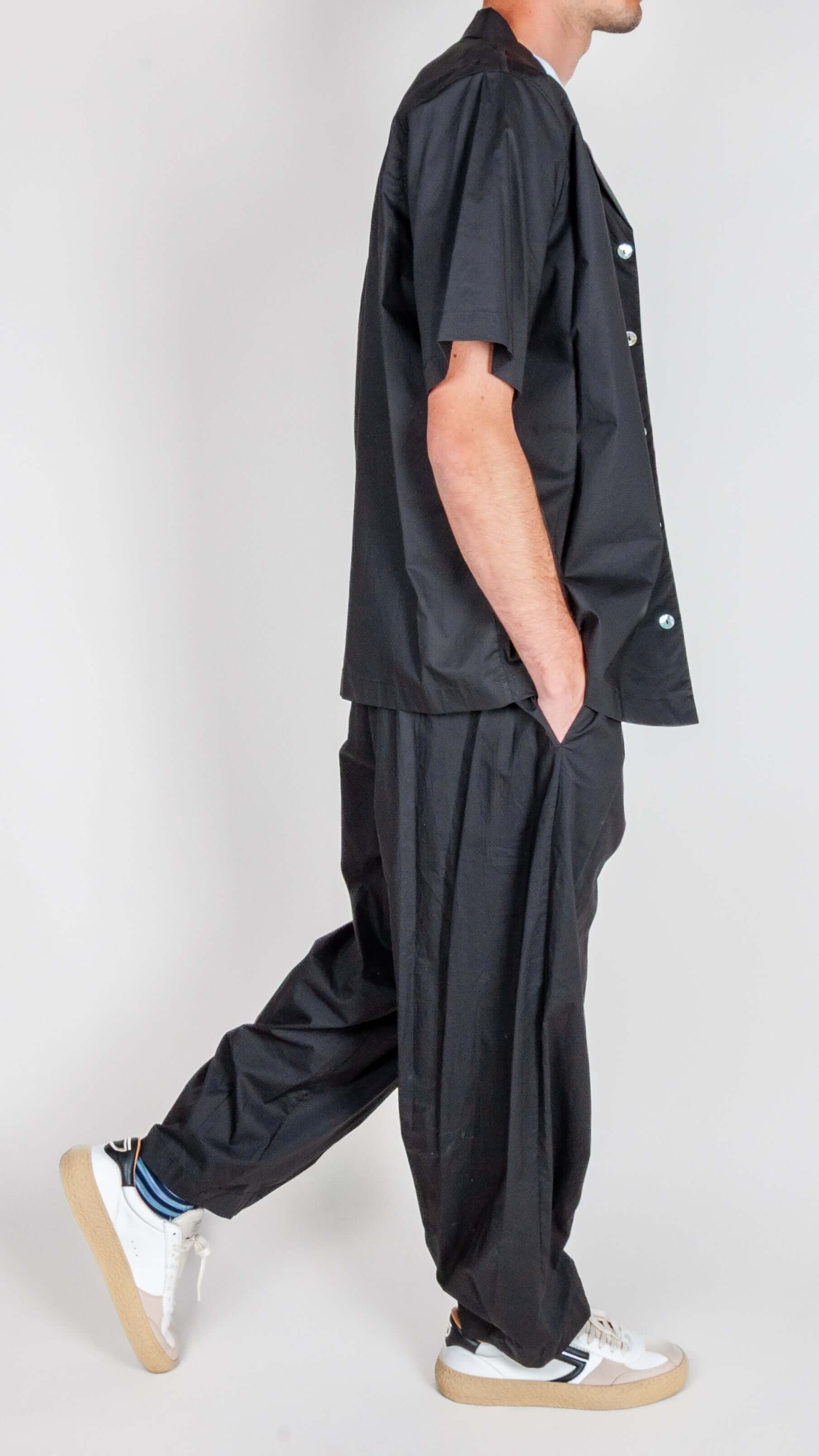 Completo Popeline manica corta Imperial - Nero, outfit casual in popeline nero indossato da un uomo.