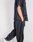 Completo Popeline manica corta Imperial - Nero, outfit casual in popeline nero indossato da un uomo.