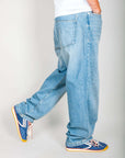 Jeans baggy Jack&Jones 100% cotone indossati da un uomo con sneakers, in posa casual.