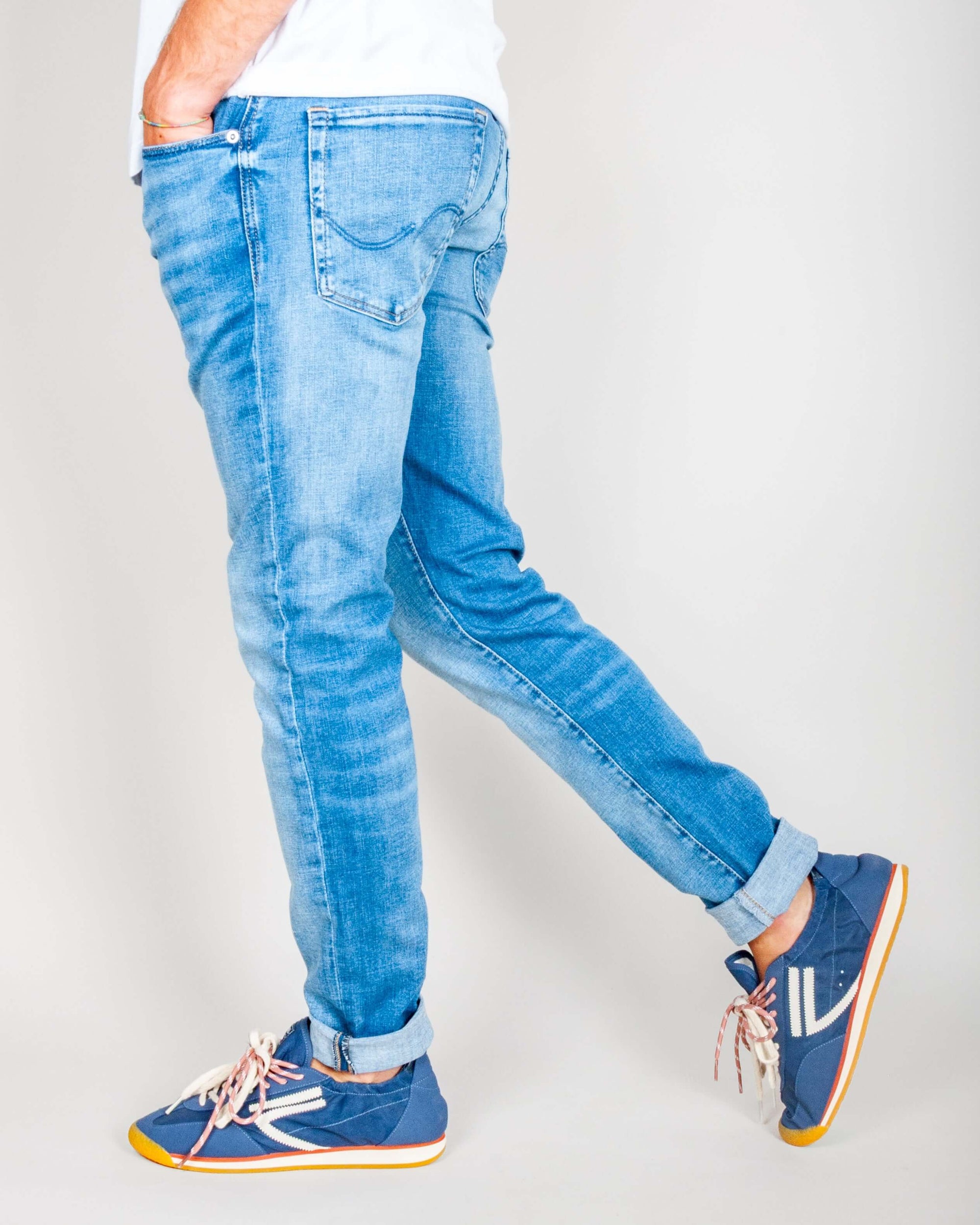 Jeans Jack&amp;Jones Glenn Icon Art. 12148275 worn with stylish sneakers, showcasing their modern fit and casual style.