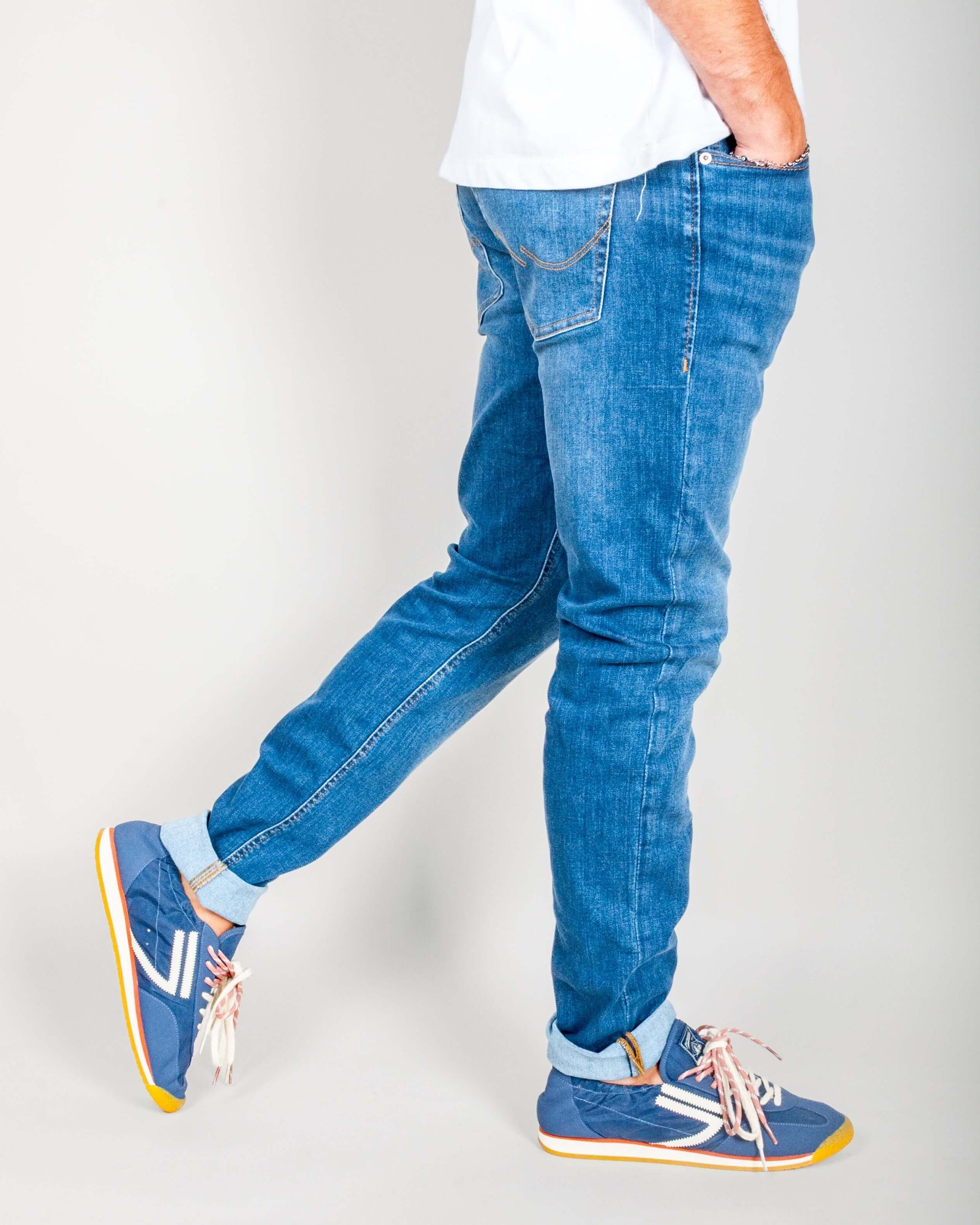 Jeans Jack&amp;Jones Glenn Original Art. 12152347 worn with sporty shoes, showcasing casual style and comfort.