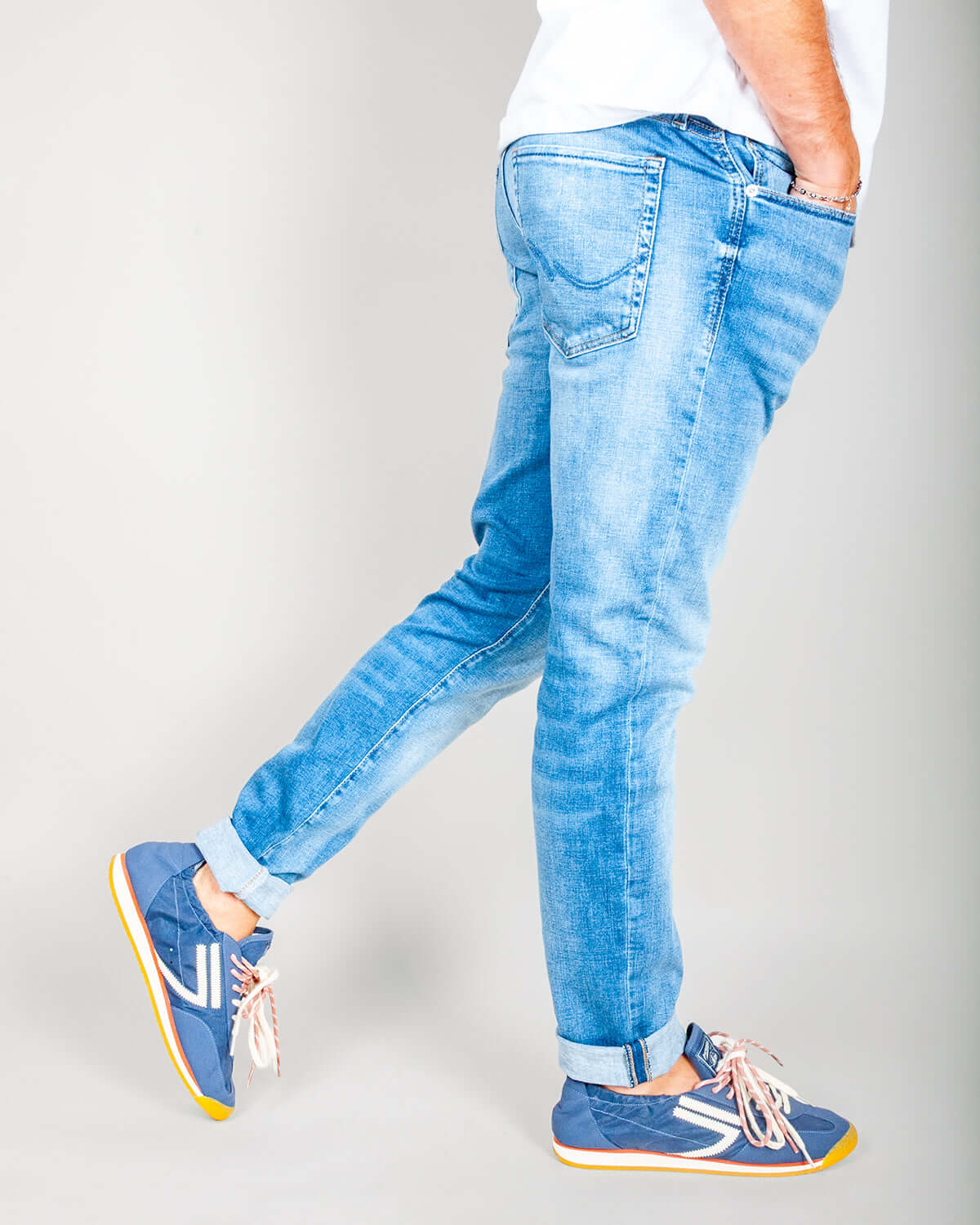 Jeans Jack&amp;Jones Glenn Icon Art. 12148275 worn by a man, showcasing a stylish and comfortable fit for casual occasions.