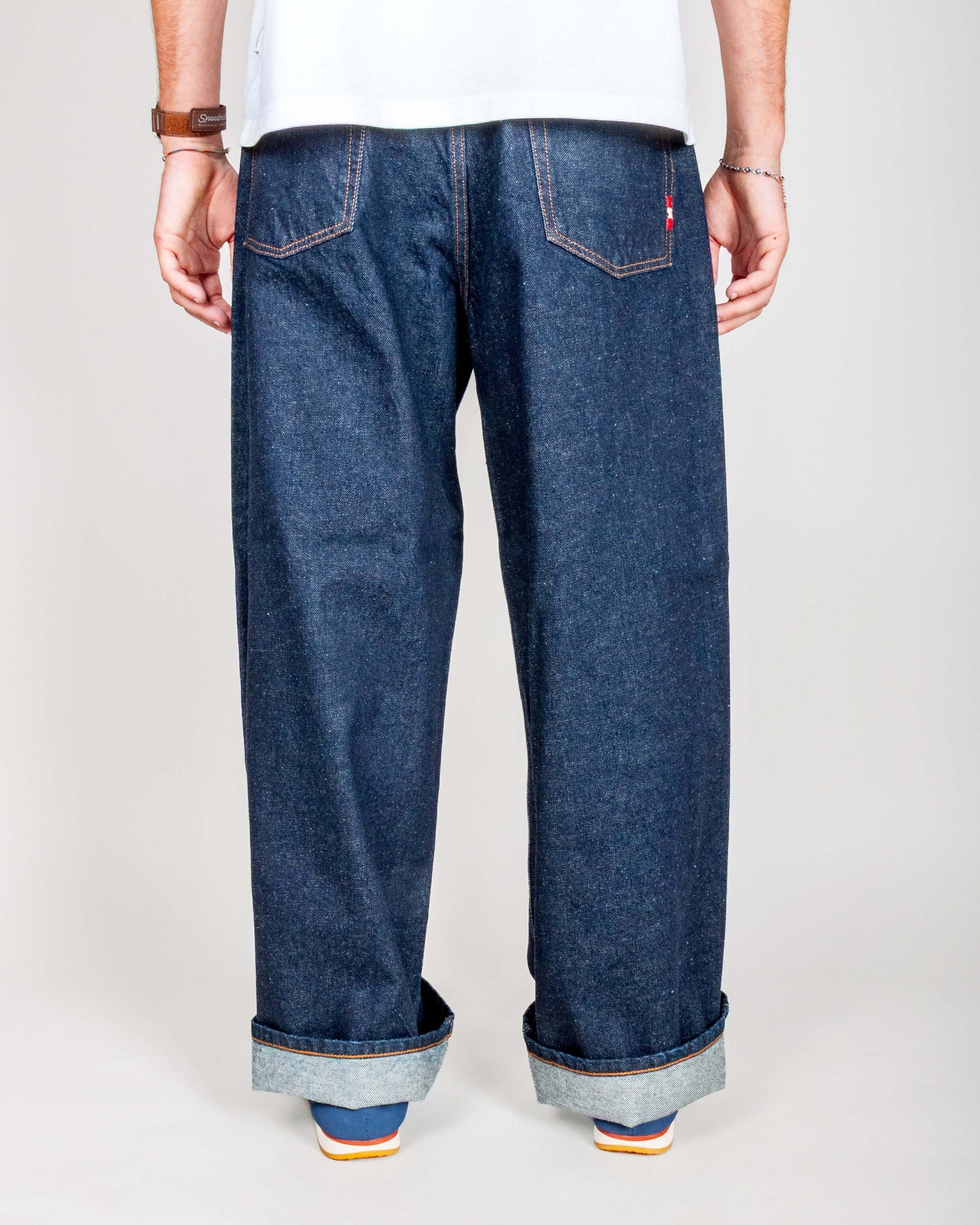 Jeans Huge Uomo Rinse Denim Amish Art AMX217D5700021, jeans uomo denim ristretto indossati da un uomo.