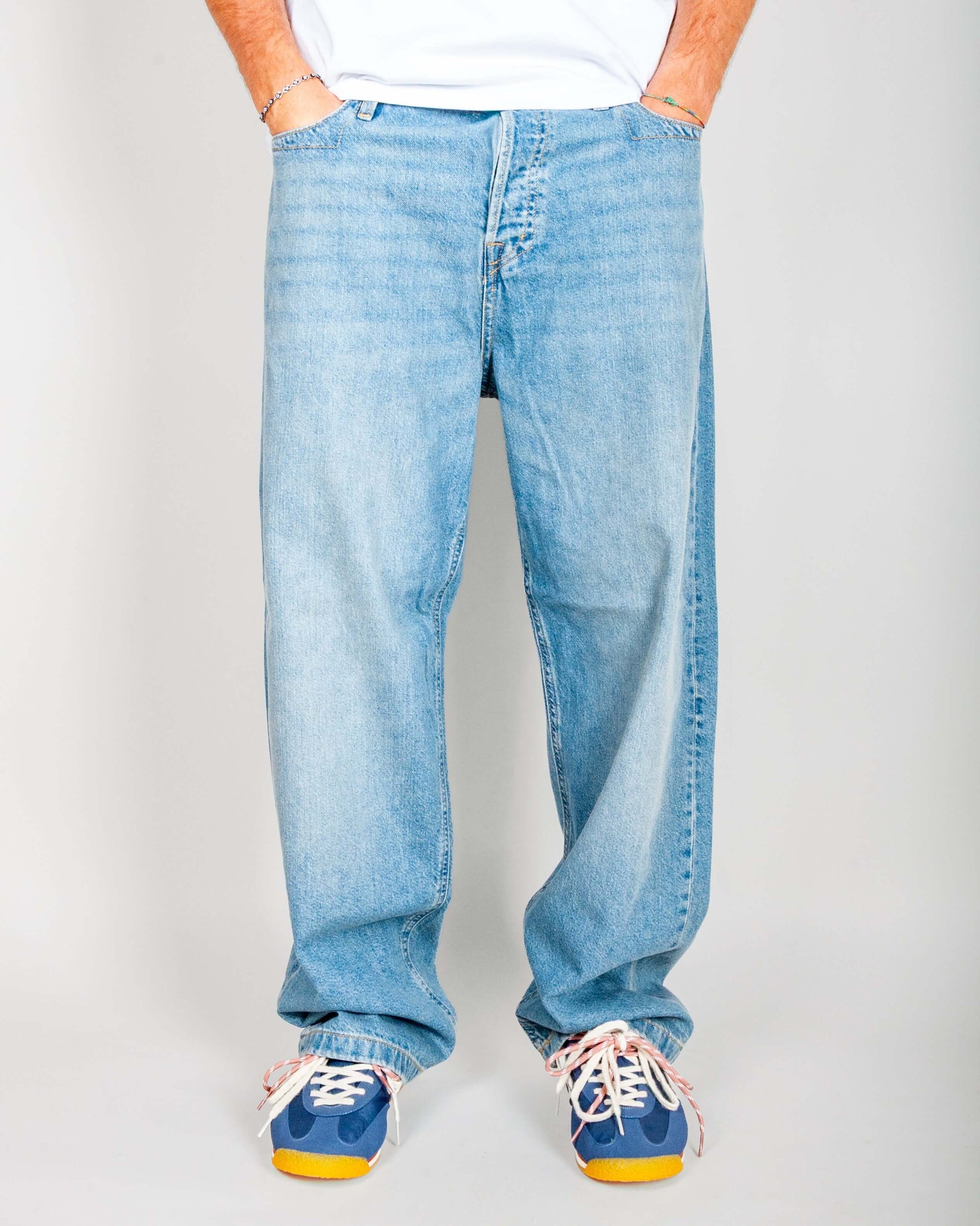 Jeans baggy Jack&Jones 100% cotone, modello denim chiaro indossato da uomo, taglia 32, altezza 183 cm.