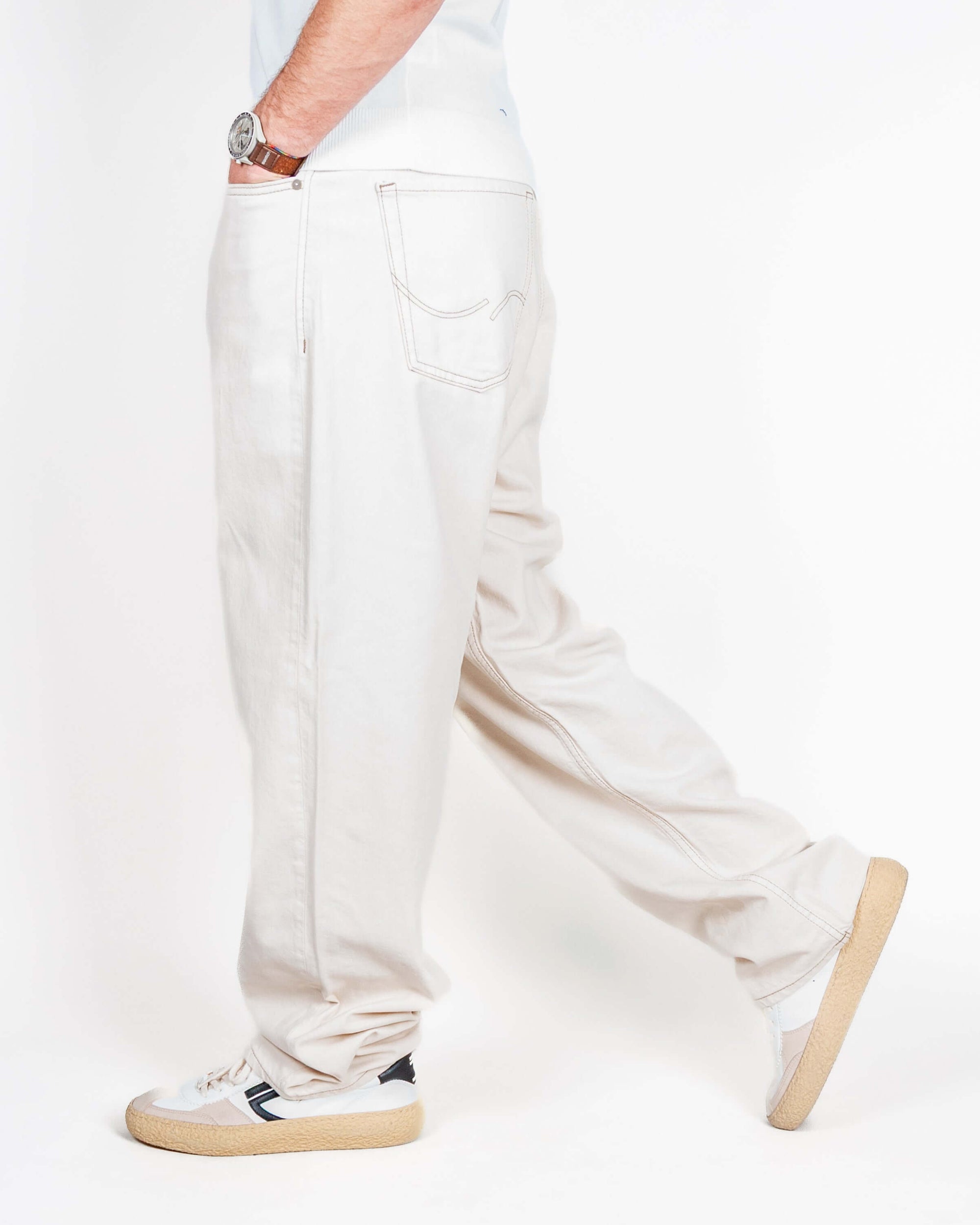 Jeans Jack&Jones Alex Baggy model shows side view wearing light-colored jeans with sneakers, made of 100% cotton.
