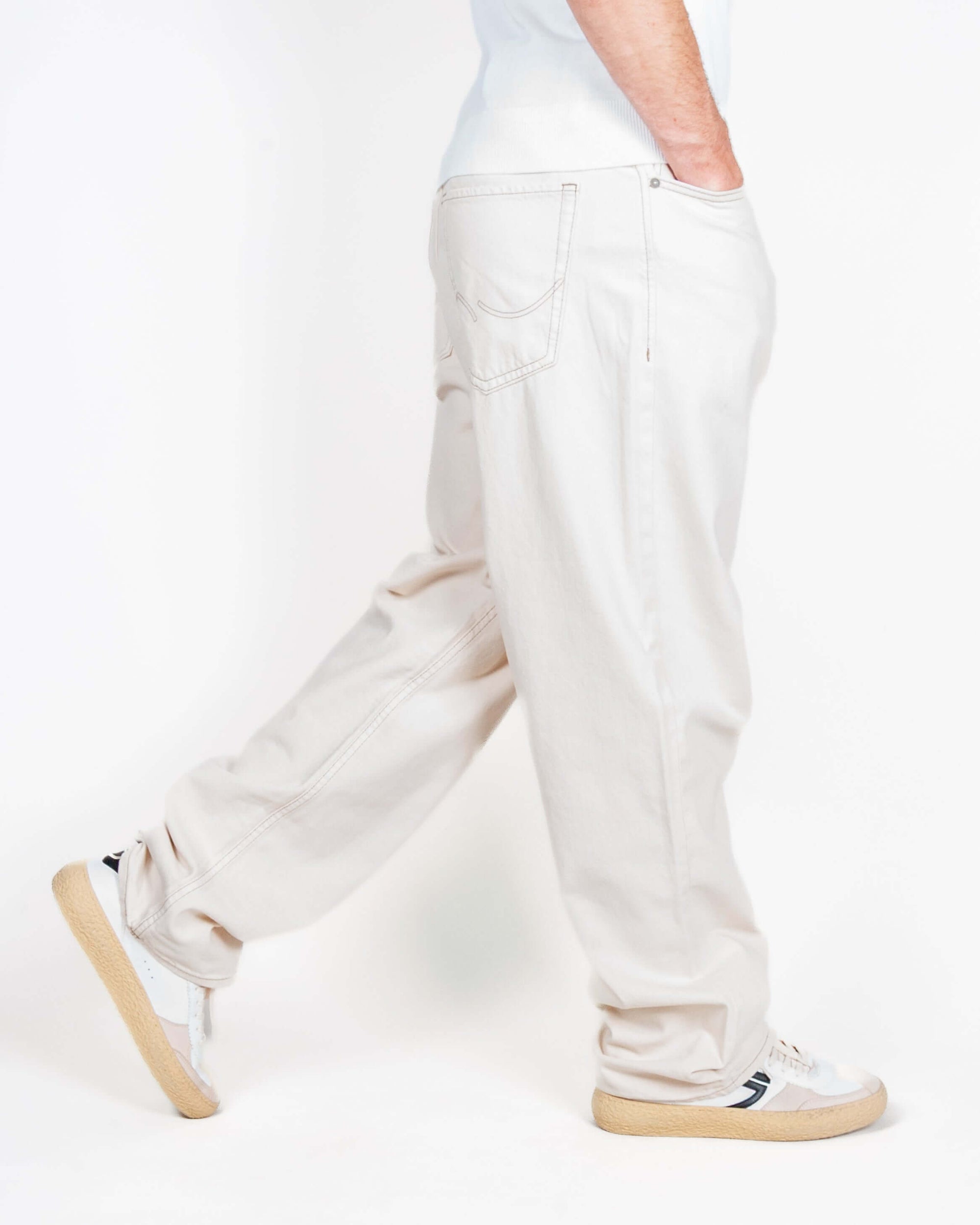 Jeans Jack&amp;Jones Alex Baggy Art. 12295747 worn by a model in light-colored jeans and sneakers, showcasing a casual style.