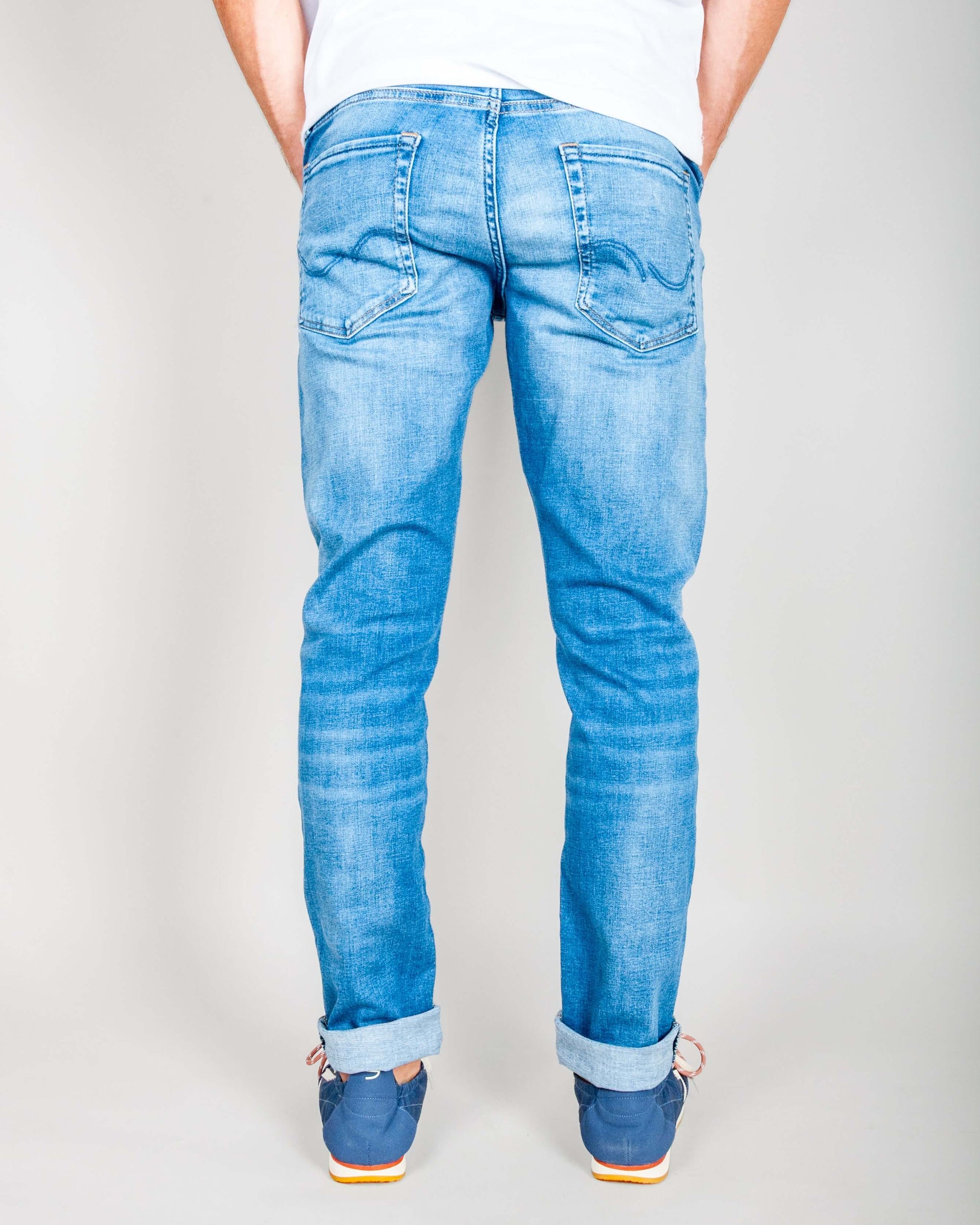 Jeans Jack&amp;Jones Glenn Icon Art. 12148275 worn by a person, showcasing the back view and rolled cuffs in a casual setting.