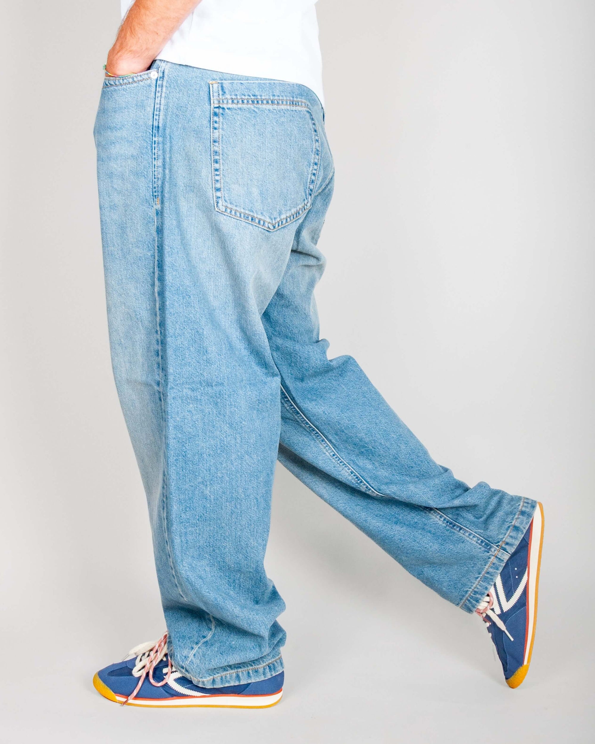 Jeans baggy Jack&Jones 100% cotone indossati da un uomo con scarpe sportive, vista laterale.