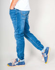 Jeans Jack&Jones Glenn Original Art. 12152347 worn with stylish sneakers, showcasing casual elegance and comfort.