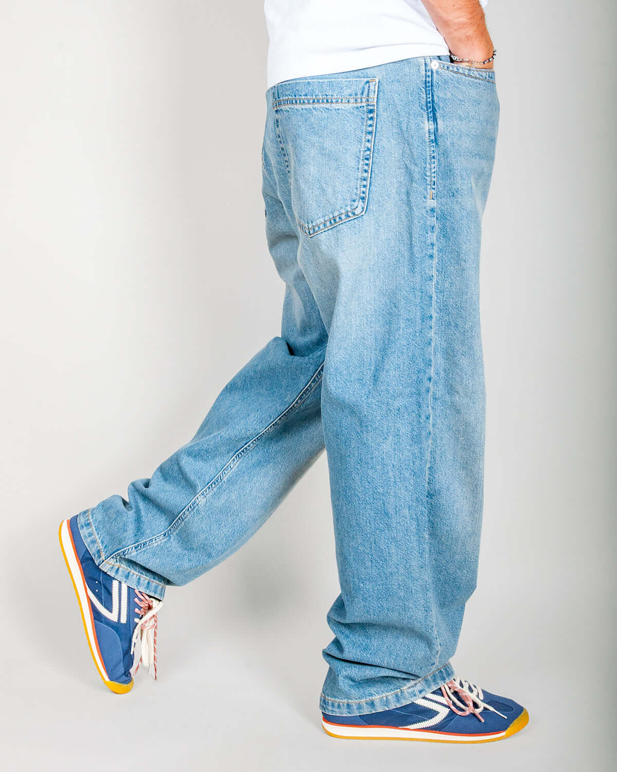 Jeans baggy Jack&amp;Jones 100% cotone indossati, mostrando il lato e il fondo, abbinati a scarpe sportive.