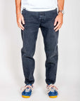 Jeans Jeremiah Uomo Black Used Amish Art, modello in cotone, jeans uomo neri usati cotone indossati da un modello.
