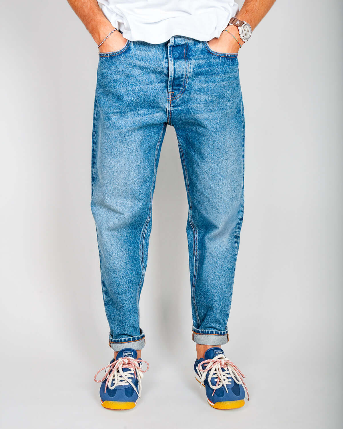 Jeans Jeremiah Uomo Powder Denim Amish Art. AMU001CT523213 indossati da un uomo, denim blu chiaro, taglia 32.