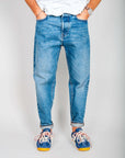 Jeans Jeremiah Uomo Powder Denim Amish Art worn by a model in size 32, showcasing a stylish casual look.