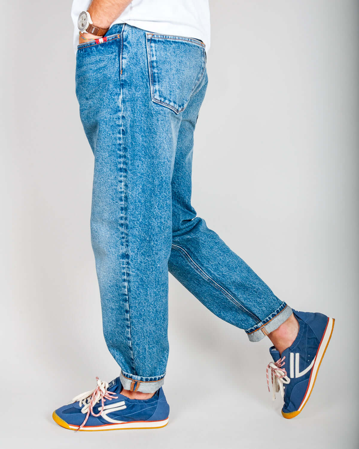 Jeans Jeremiah Uomo Powder Denim Amish Art. AMU001CT523213 worn by model, showcasing the denim and casual shoes.