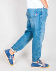 Jeans Jeremiah Uomo Powder Denim Amish Art in cotone, modello casual con sneakers blu, jeans uomo denim cotone Jeremiah.