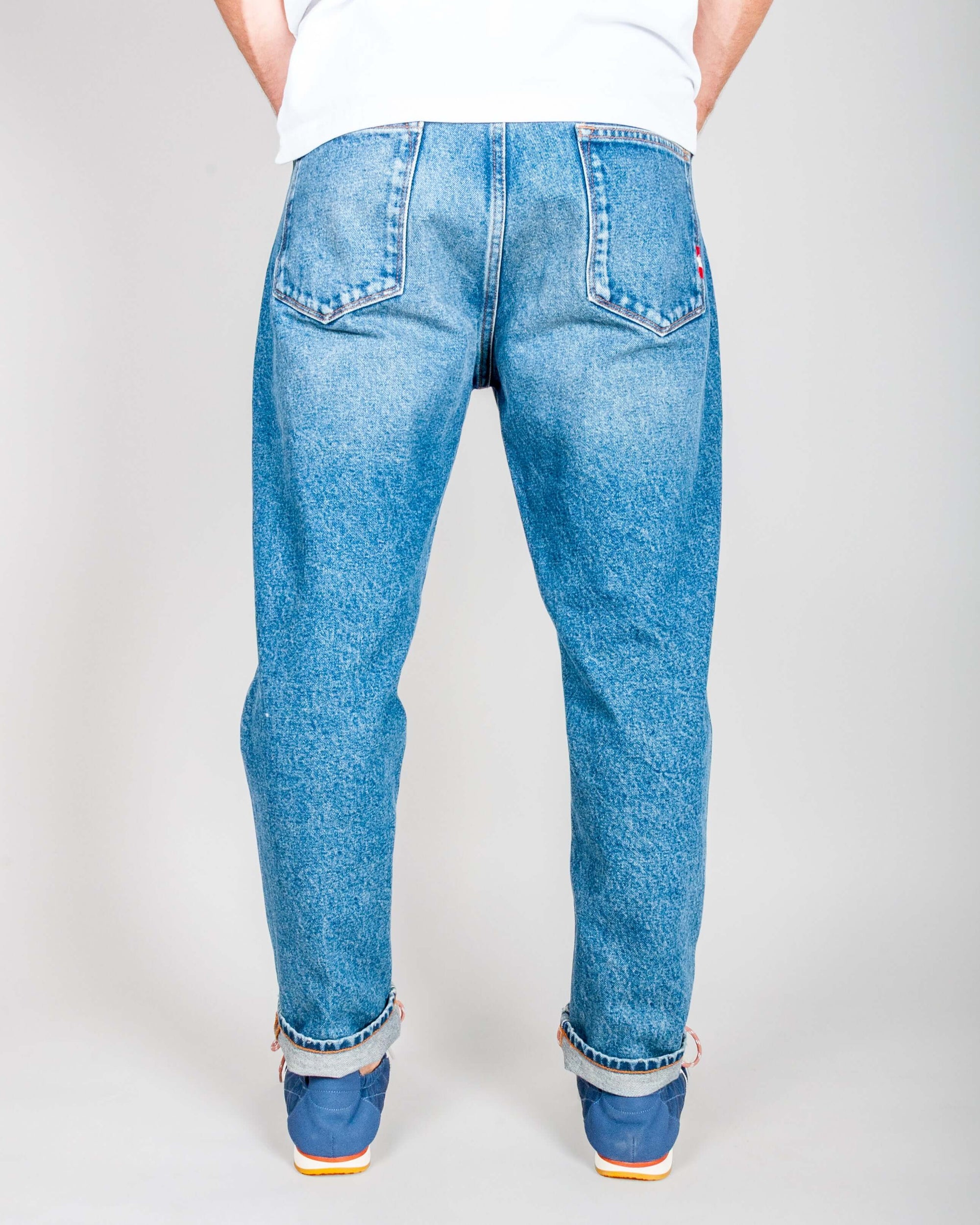 Jeans Jeremiah Uomo Powder Denim Amish Art. AMU001CT523213 worn by model from the back, showcasing faded blue denim style.