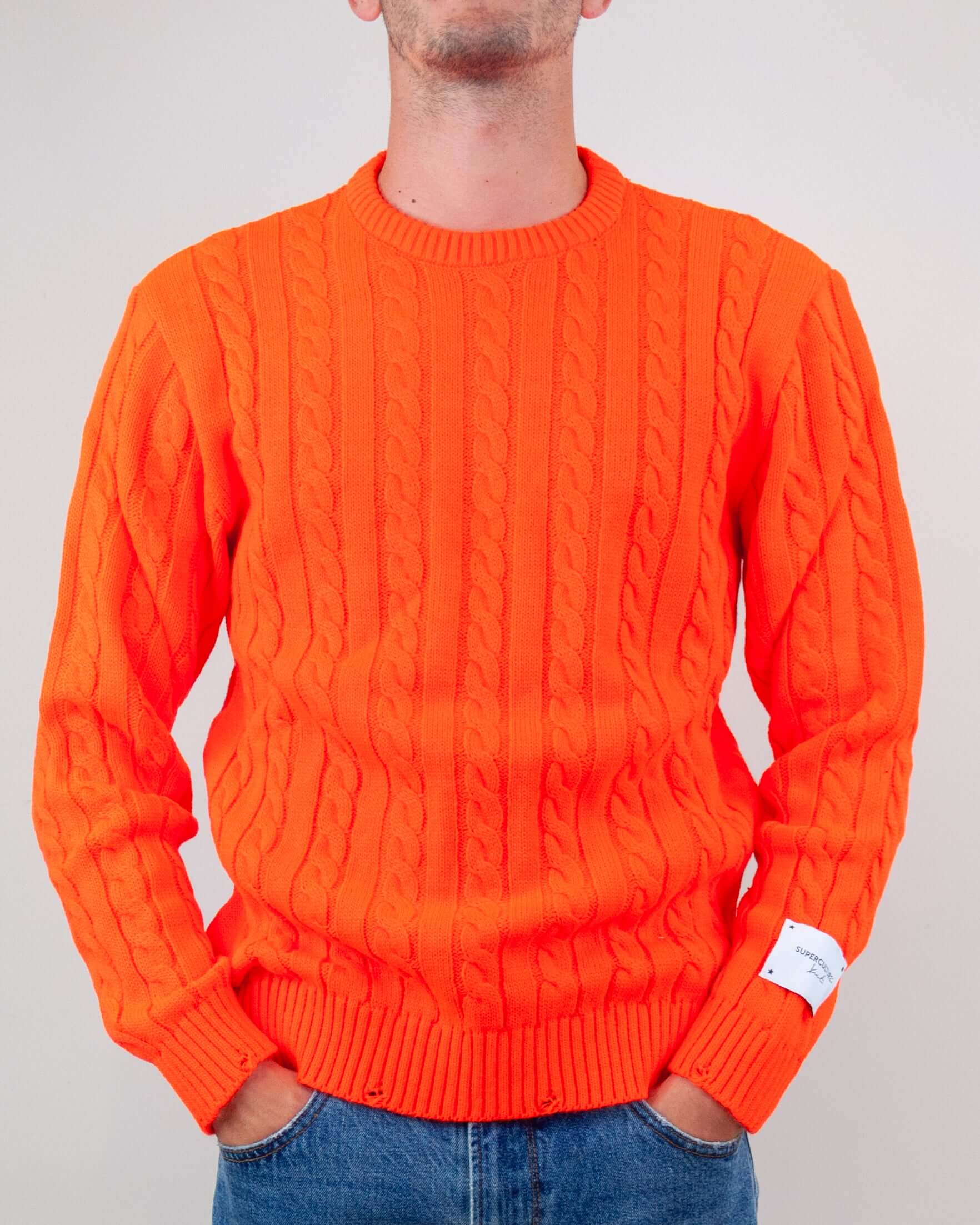 Maglia Girocollo Trecce Art. JACOB in arancione su modello maschile, taglia L, tessuto 70% Acrilico 30% Lana.