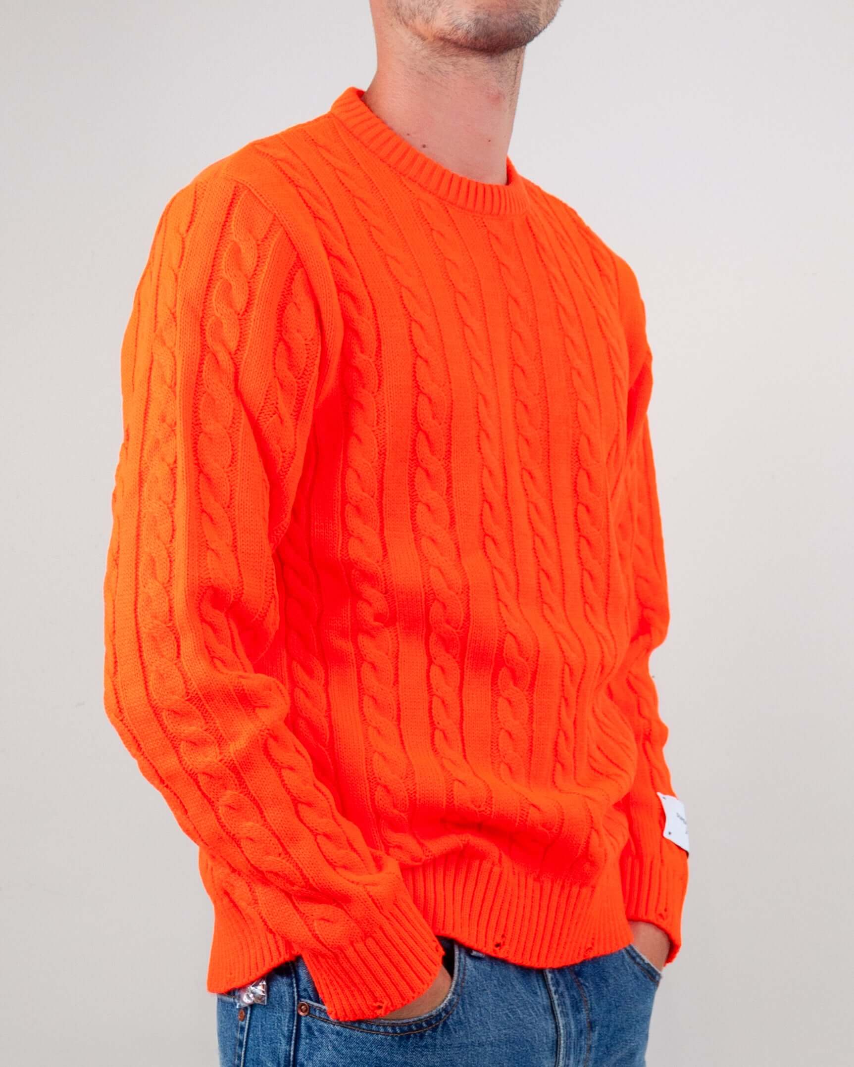 Maglia girocollo trecce Art. JACOB in arancione indossata da un modello, taglia L, 70% acrilico e 30% lana.