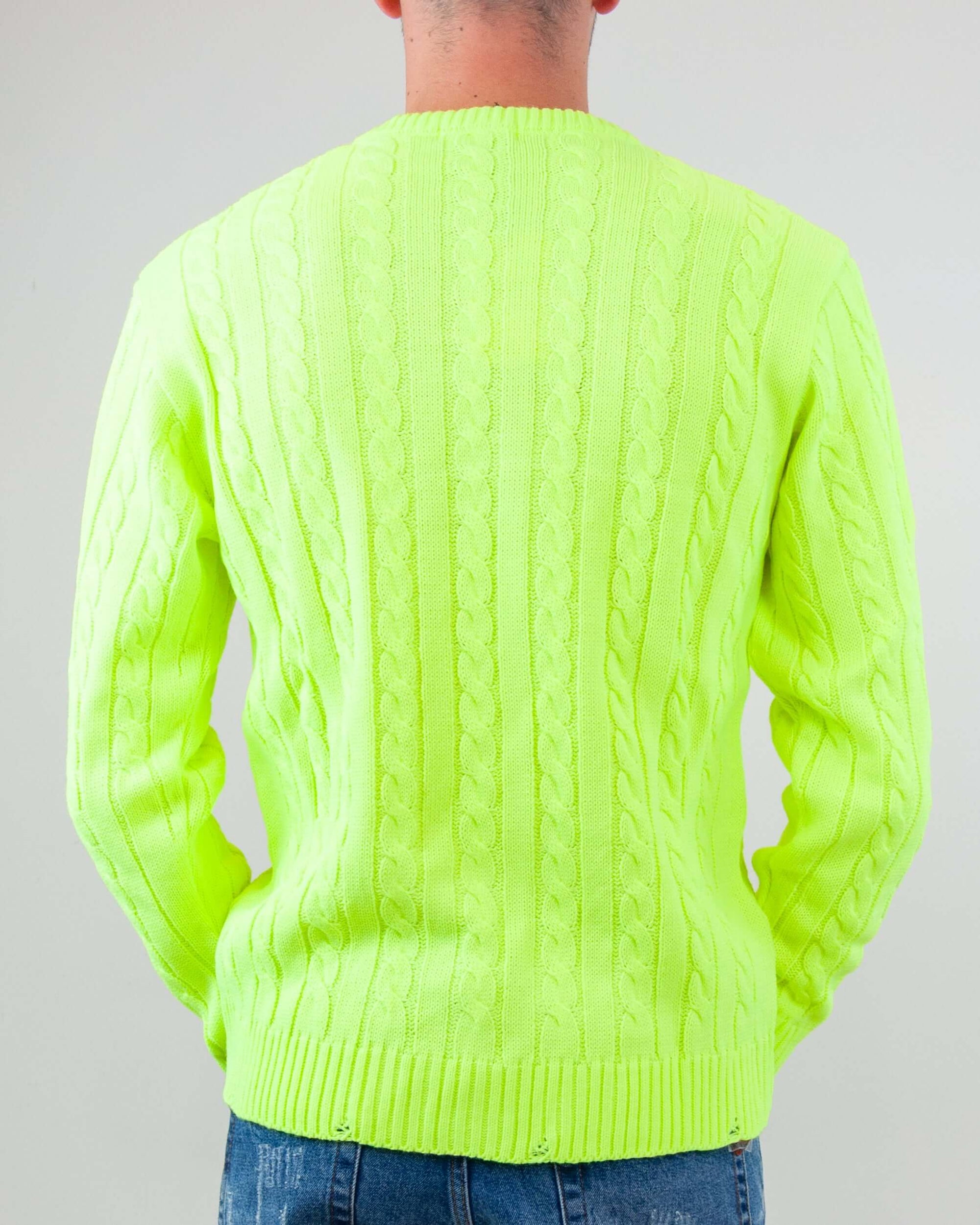 Maglia Girocollo Trecce Art. JACOB indossata da uomo in verde fosforescente, vista posteriore.