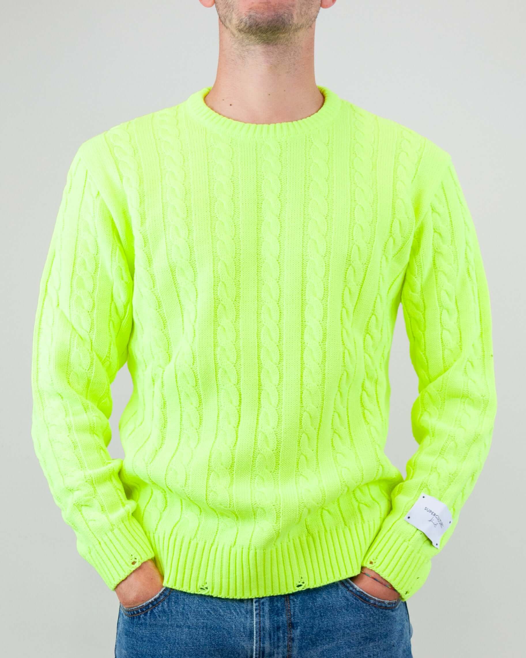 Maglia Girocollo Trecce Art. JACOB indossata da modello in maglione neon verde, taglia L.