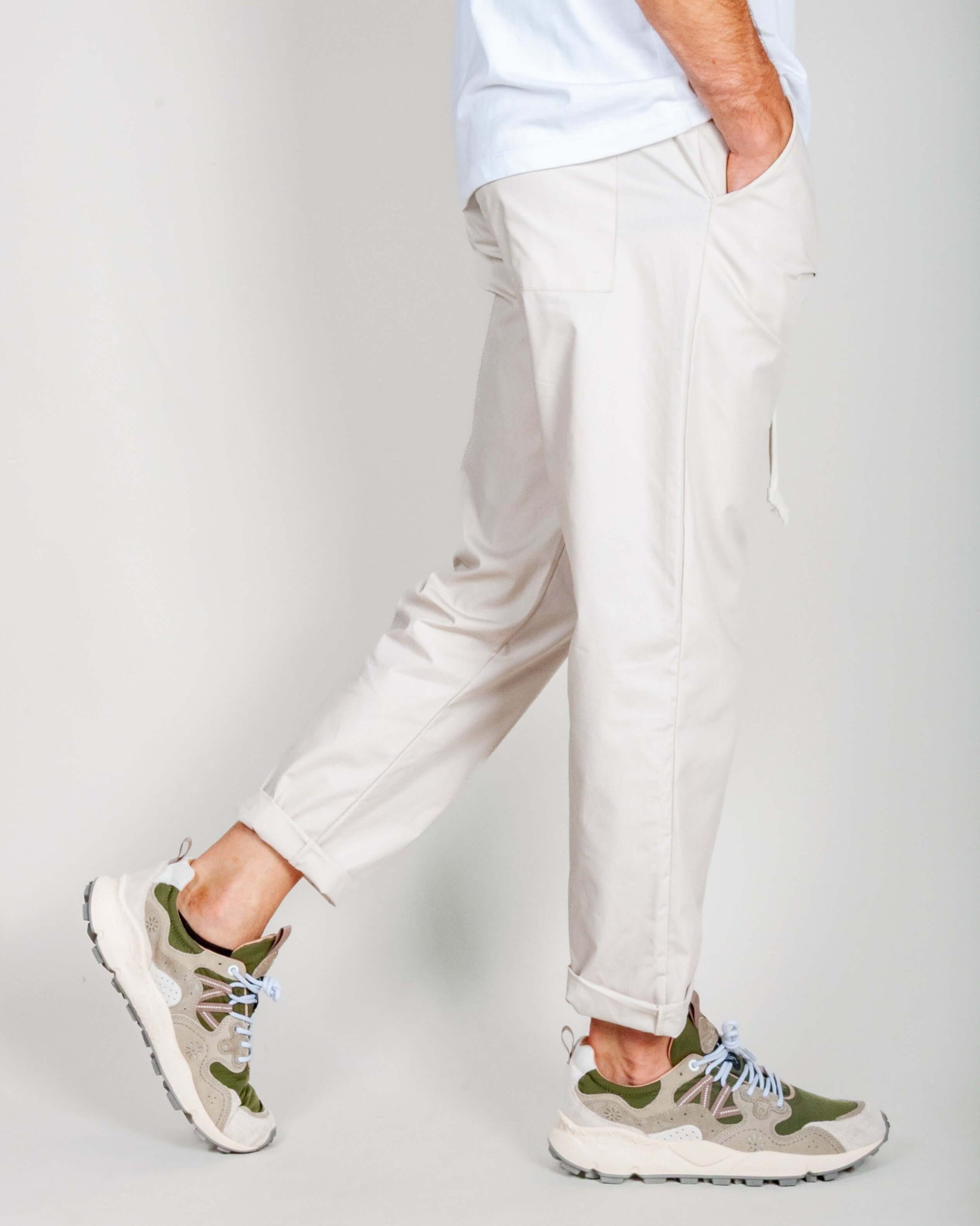 Pantalaccio 100% Cotone Leggerissimo 1921 Store Uomo Art. TENERIFE worn by a man with stylish sneakers.
