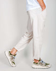 Pantalaccio 100% Cotone Leggerissimo 1921 Store Uomo Art. TENERIFE worn by a man with stylish sneakers.