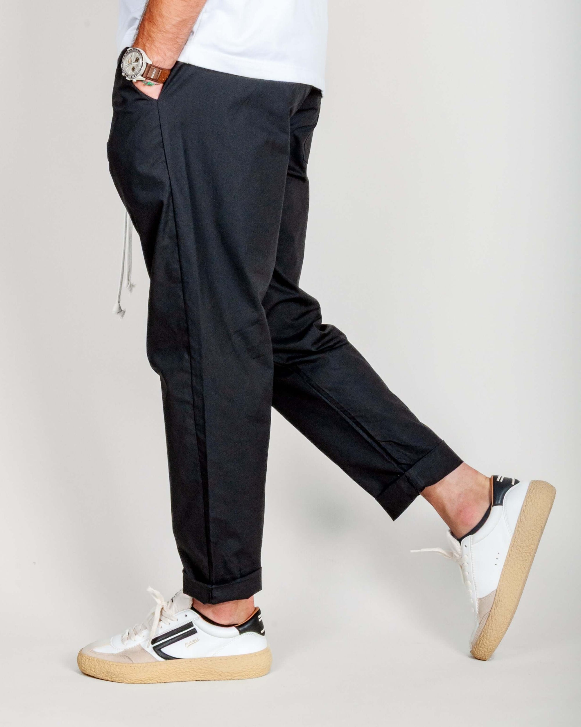 Pantalaccio 100% Cotone Leggerissimo 1921 Store Uomo Art. TENERIFE worn with casual sneakers and a stylish watch.