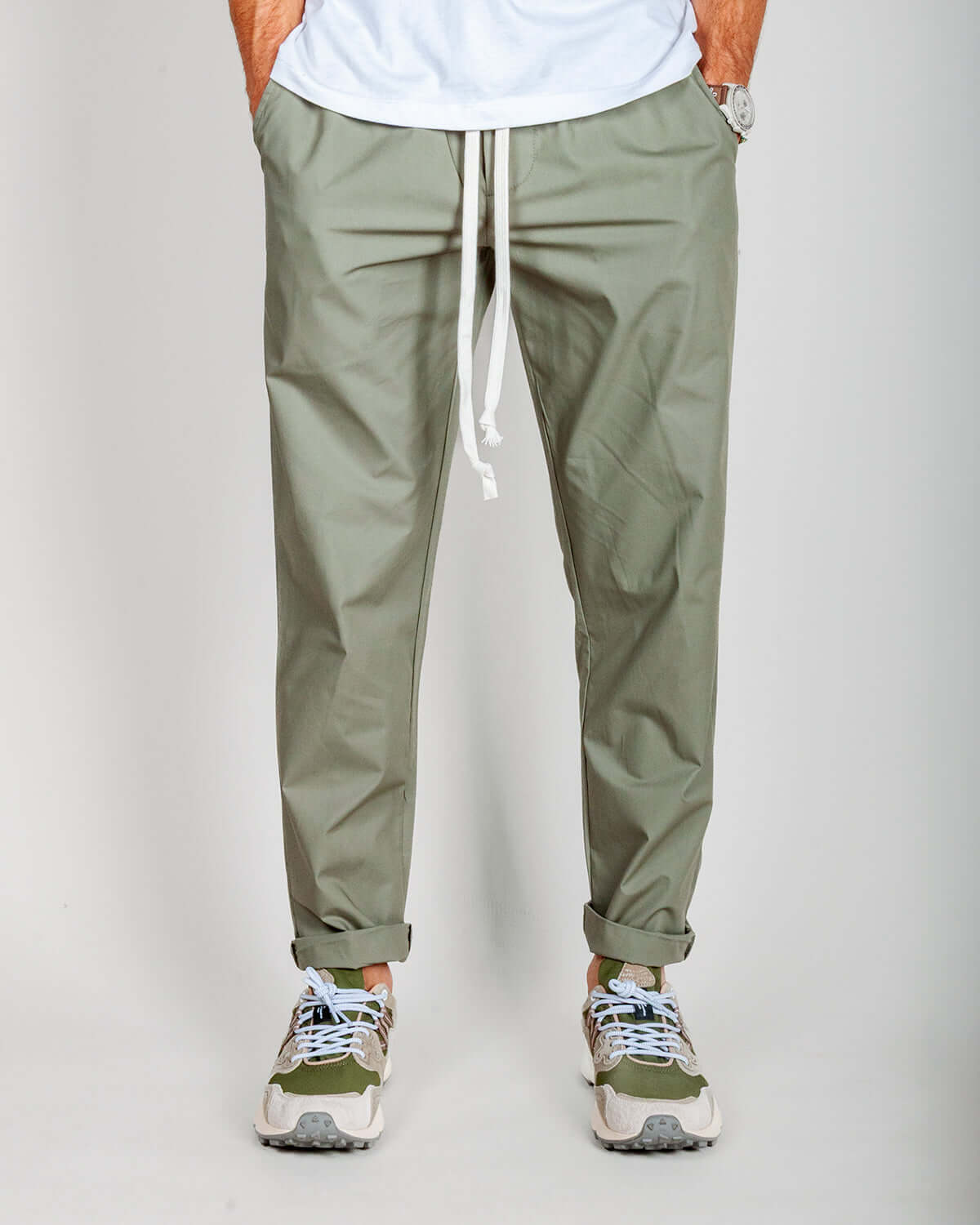 Pantalaccio 100% Cotone Leggerissimo 1921 Store Uomo Art. TENERIFE in green color with casual sneakers.
