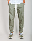Pantalaccio 100% Cotone Leggerissimo 1921 Store Uomo Art. TENERIFE in green color with casual sneakers.