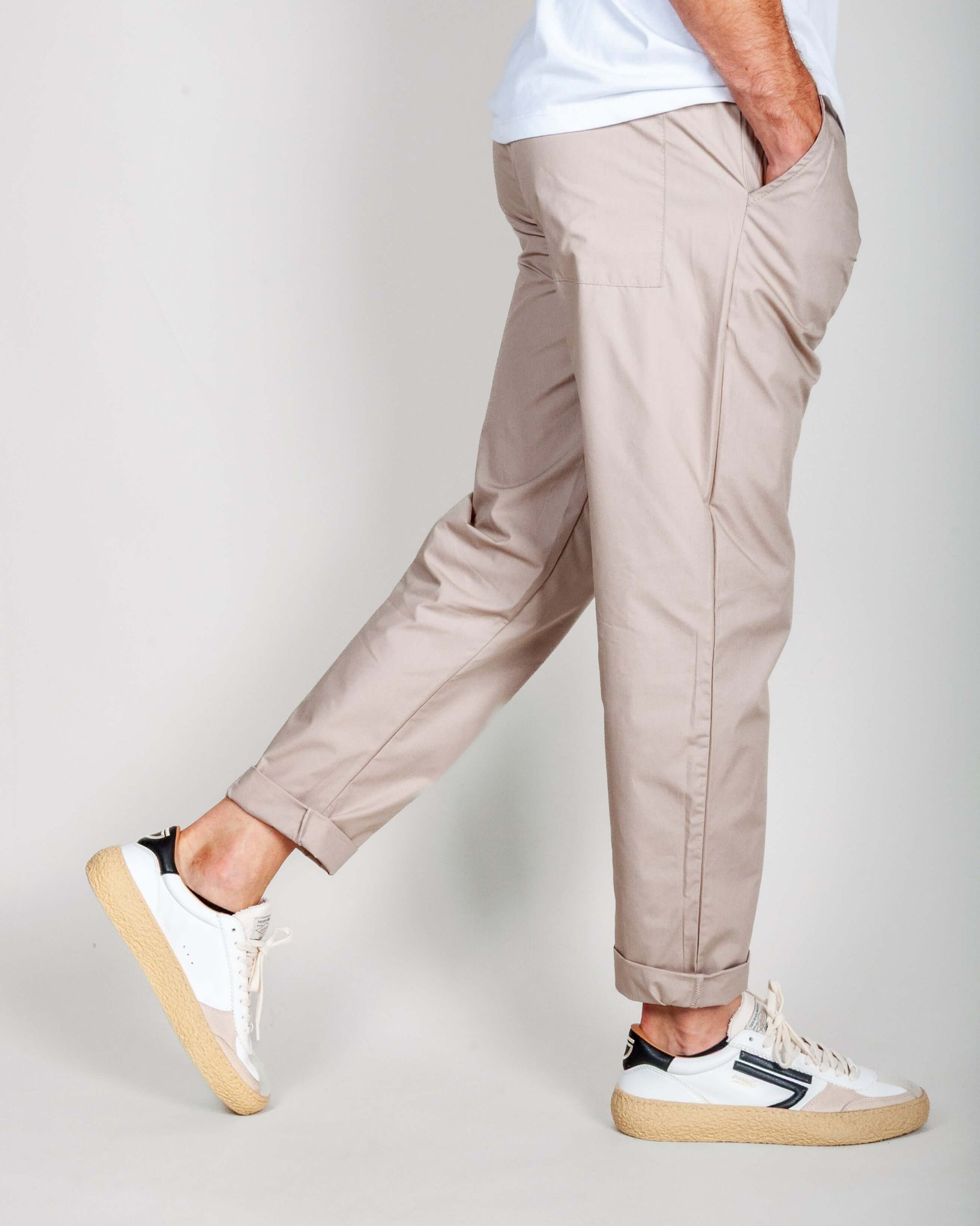 Pantalaccio 100% Cotone Leggerissimo 1921 Store Uomo Art. TENERIFE worn by a man, showing side view and casual style.