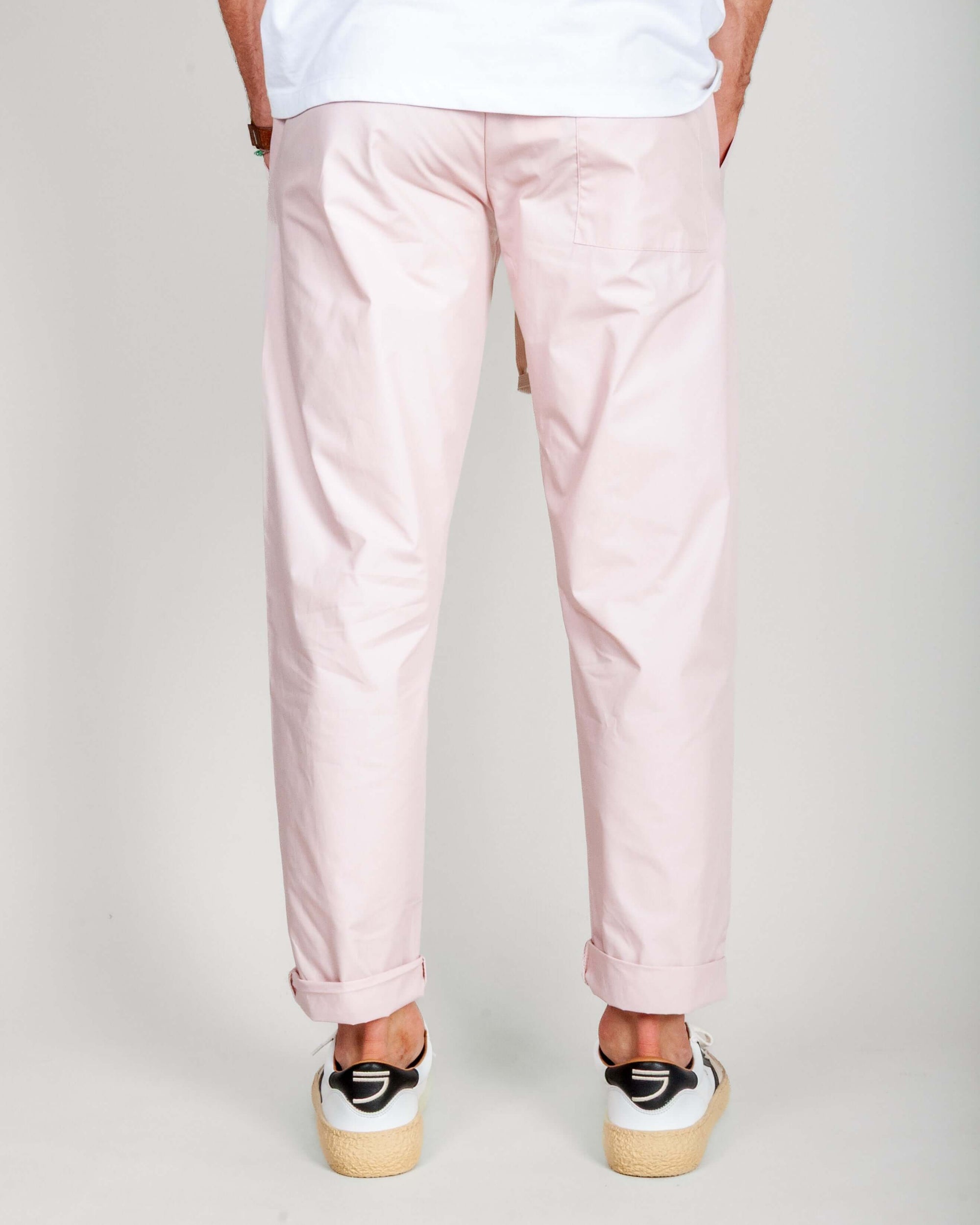 Pantalaccio 100% Cotone Leggerissimo 1921 Store Uomo Art. TENERIFE - back view of pink pants styled with casual shoes.