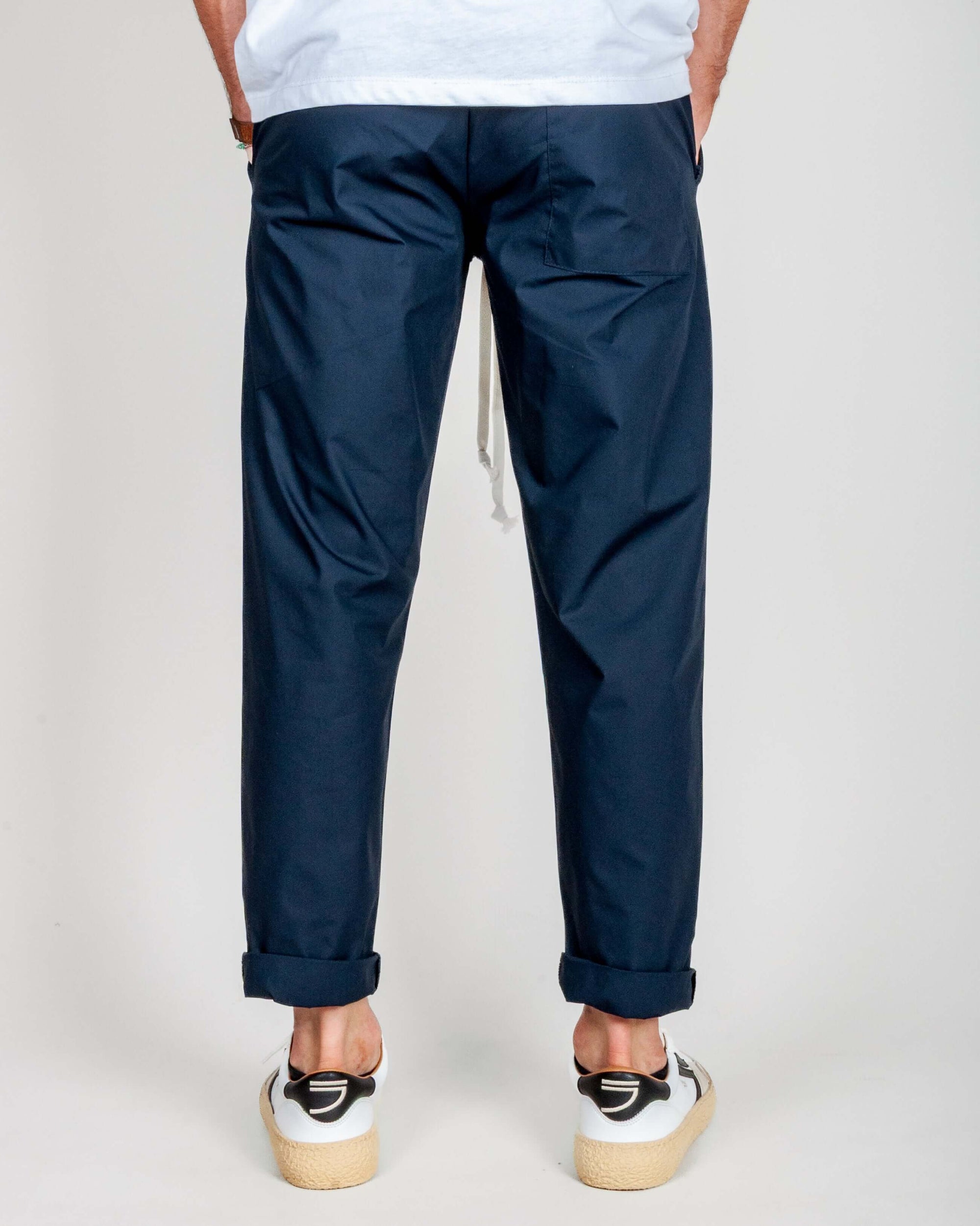 Pantalaccio 100% Cotone Leggerissimo di 1921 Store Uomo Art. TENERIFE, vista posteriore con scarpe sportive.