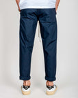 Pantalaccio 100% Cotone Leggerissimo di 1921 Store Uomo Art. TENERIFE, vista posteriore con scarpe sportive.
