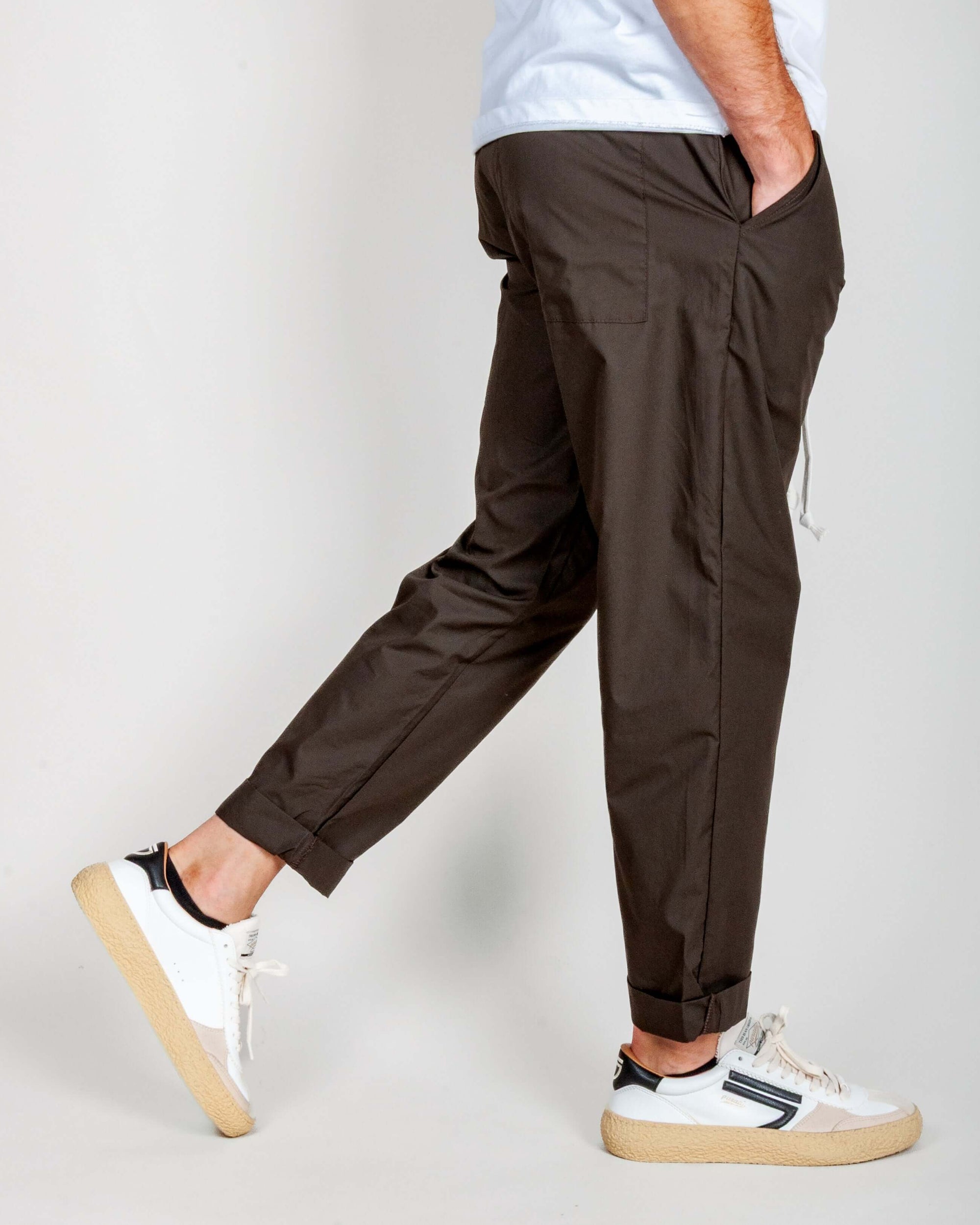 Pantalaccio 100% Cotone Leggerissimo 1921 Store Uomo Art. TENERIFE displayed by a man wearing stylish sneakers.