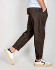 Pantalaccio 100% Cotone Leggerissimo 1921 Store Uomo Art. TENERIFE displayed by a man wearing stylish sneakers.