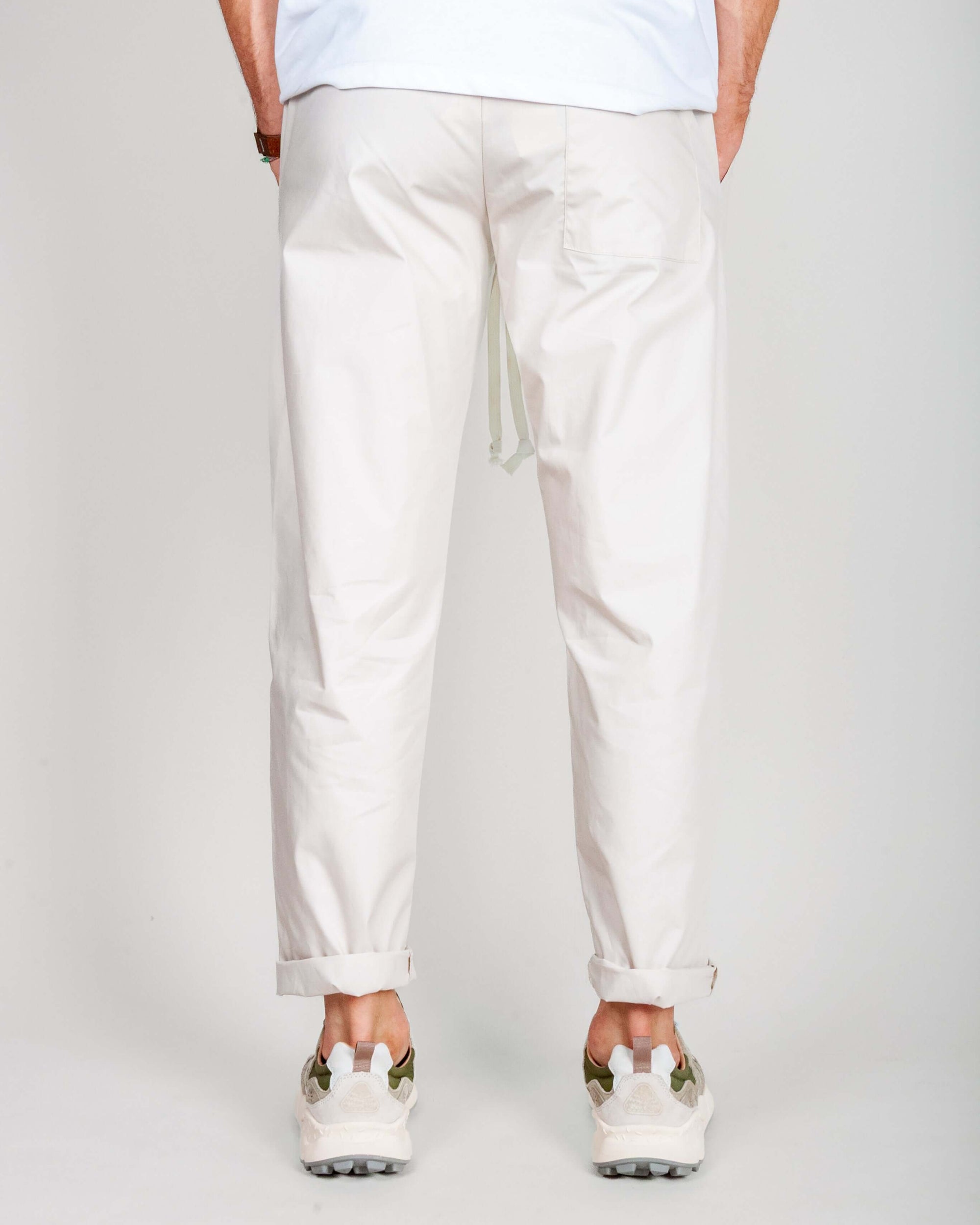 Pantalaccio 100% Cotone Leggerissimo 1921 Store Uomo Art. TENERIFE shown from the back on a model.