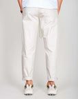 Pantalaccio 100% Cotone Leggerissimo 1921 Store Uomo Art. TENERIFE shown from the back on a model.