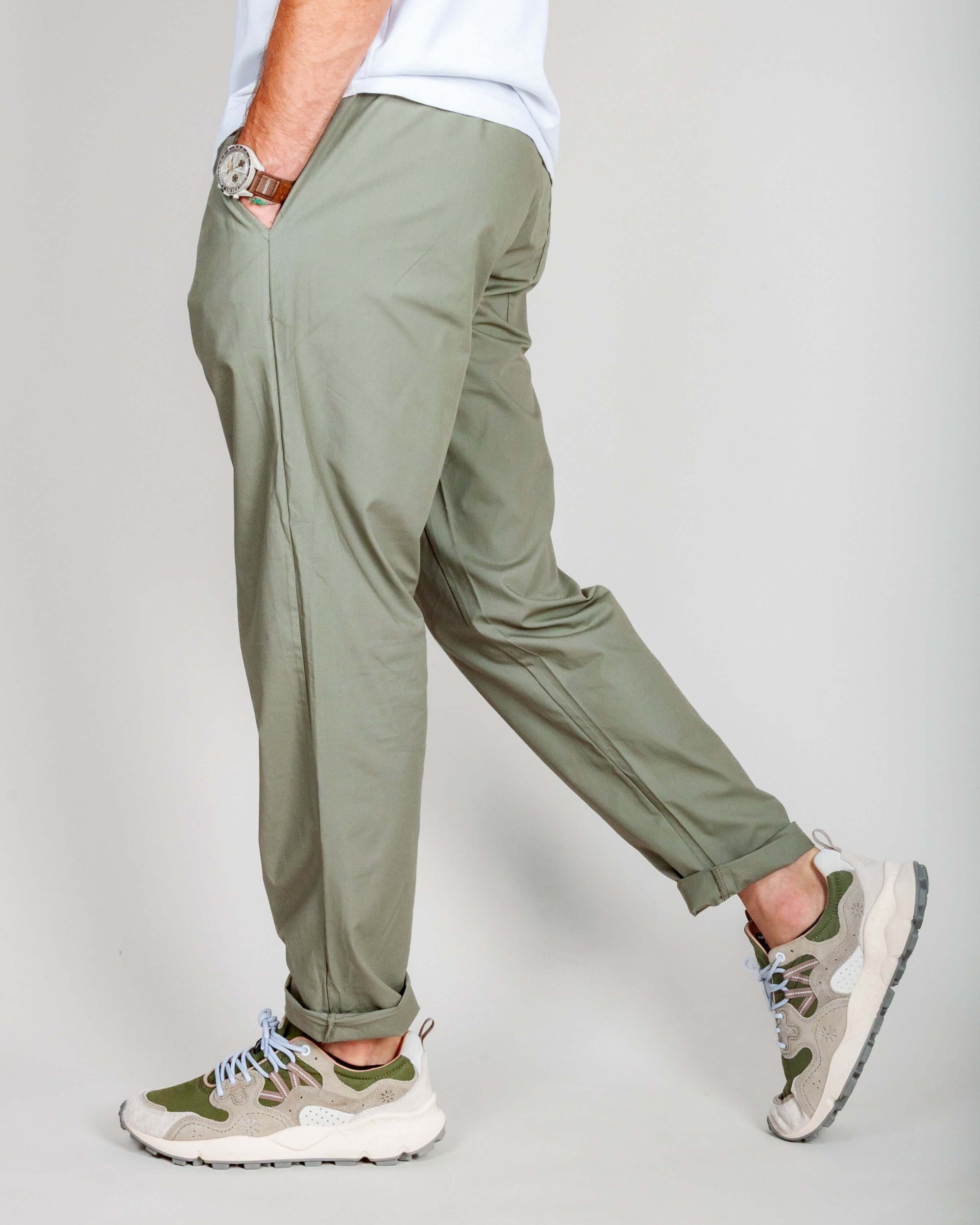 Pantalaccio 100% Cotone Leggerissimo 1921 Store Uomo Art. TENERIFE in light green worn with sneakers.