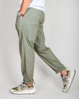 Pantalaccio 100% Cotone Leggerissimo 1921 Store Uomo Art. TENERIFE in light green worn with sneakers.