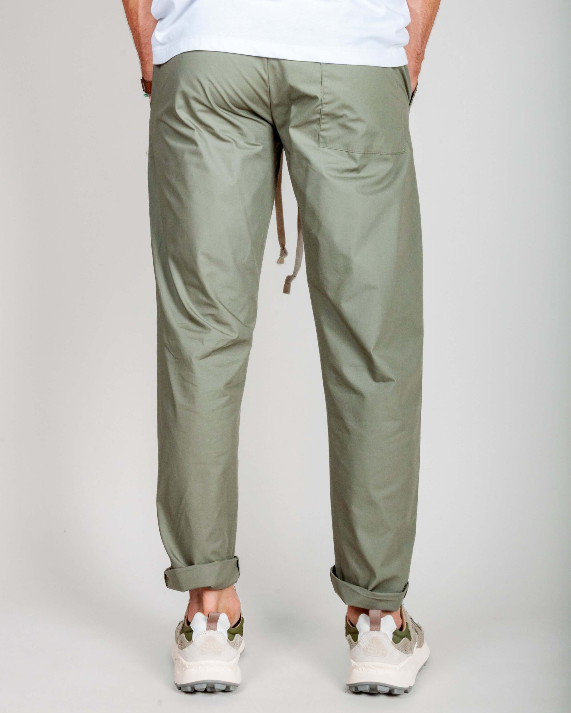 Pantalaccio 100% Cotone Leggerissimo 1921 Store Uomo Art. TENERIFE shown from the back on a model.