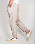 Pantalaccio 100% Cotone Leggerissimo 1921 Store Uomo Art. TENERIFE worn by a man with sneakers.
