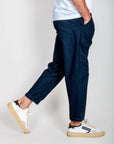 Uomo che indossa pantaloni Pantalaccio 100% Cotone Leggerissimo 1921 Store Uomo Art. TENERIFE, in blu navy.