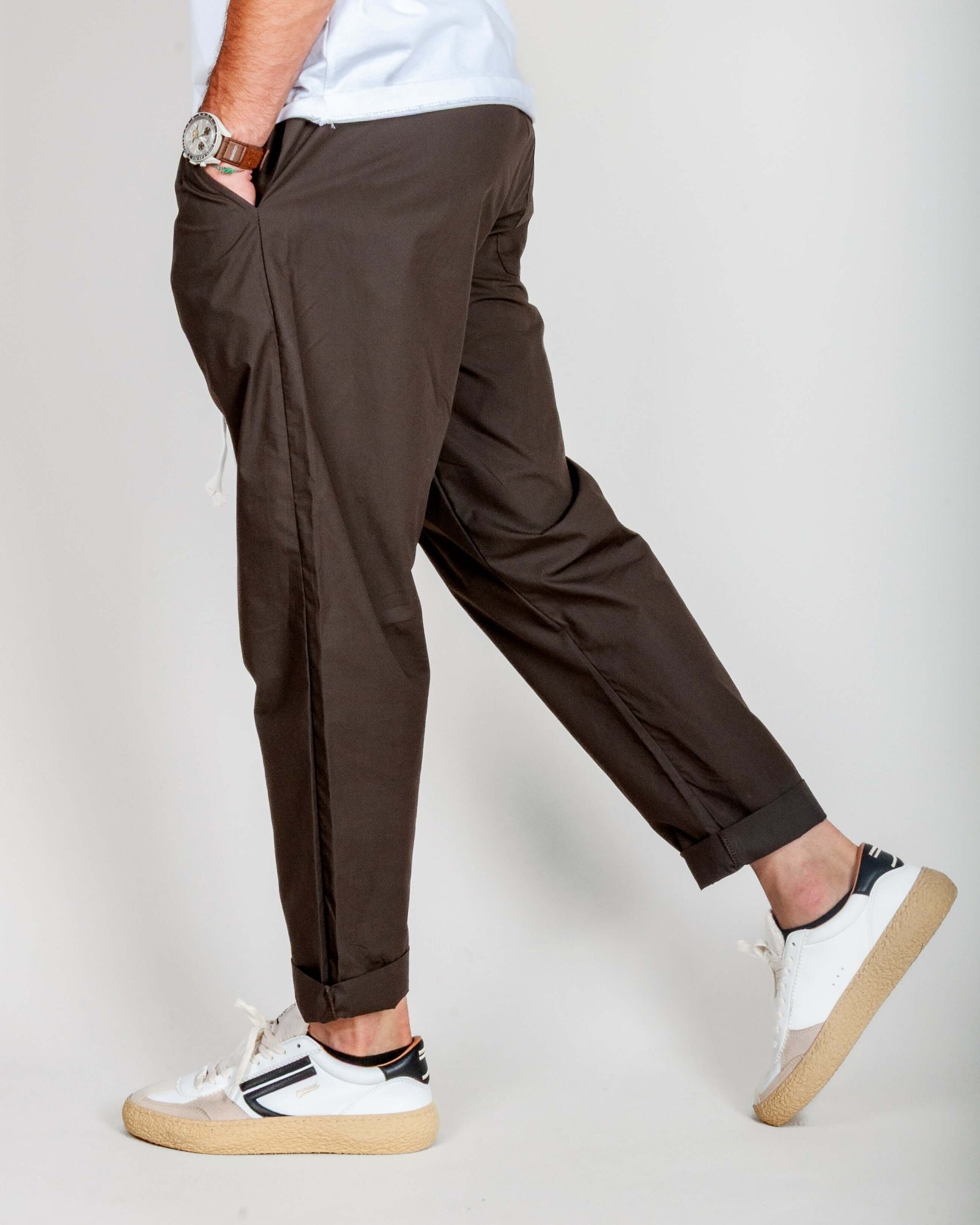 Pantalaccio 100% Cotone Leggerissimo 1921 Store Uomo Art. TENERIFE model walking in stylish brown pants.