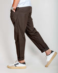 Pantalaccio 100% Cotone Leggerissimo 1921 Store Uomo Art. TENERIFE model walking in stylish brown pants.