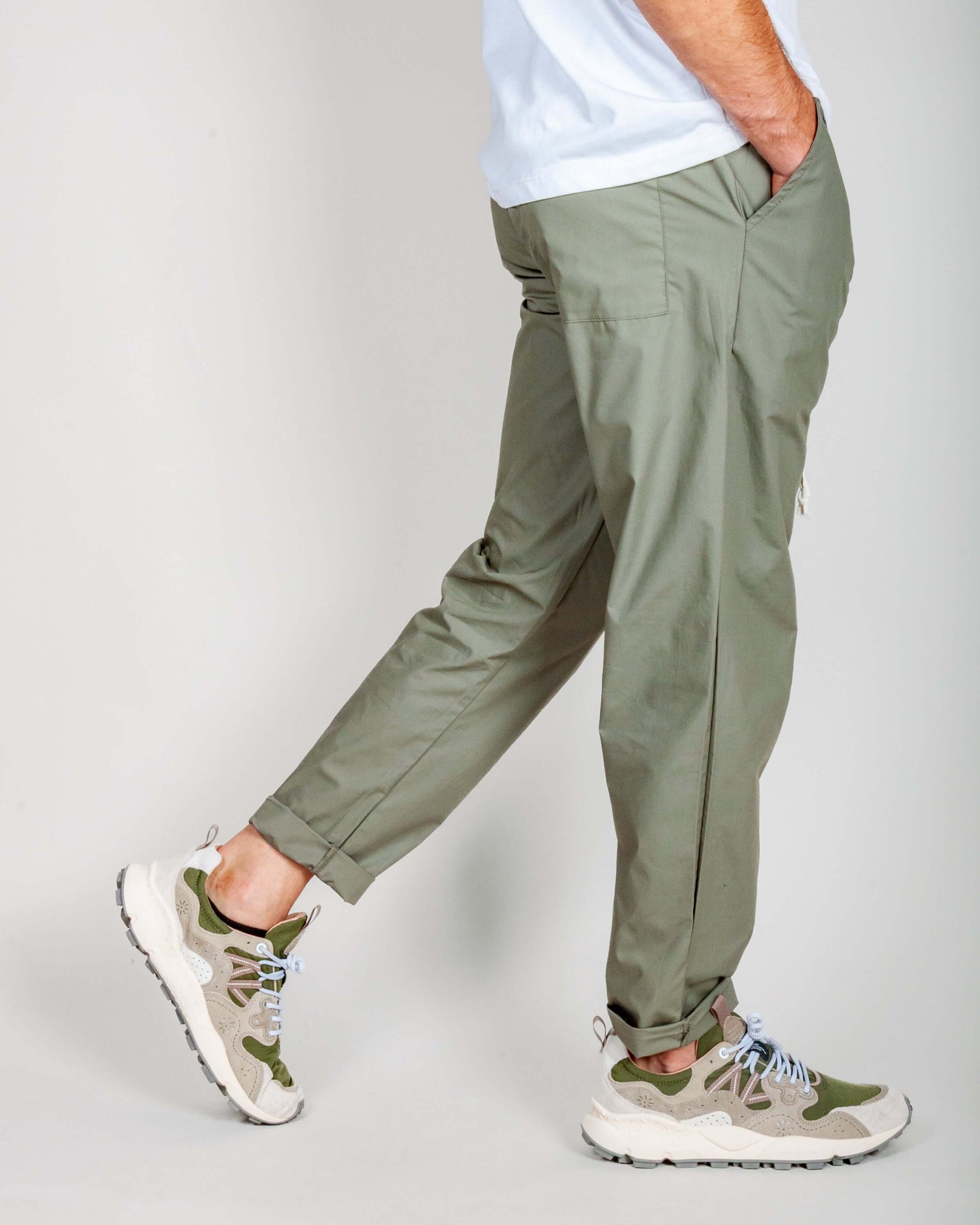 Pantalaccio 100% Cotone Leggerissimo 1921 Store Uomo Art. TENERIFE worn with casual sneakers in a stylish pose.