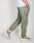 Pantalaccio 100% Cotone Leggerissimo 1921 Store Uomo Art. TENERIFE worn with casual sneakers in a stylish pose.