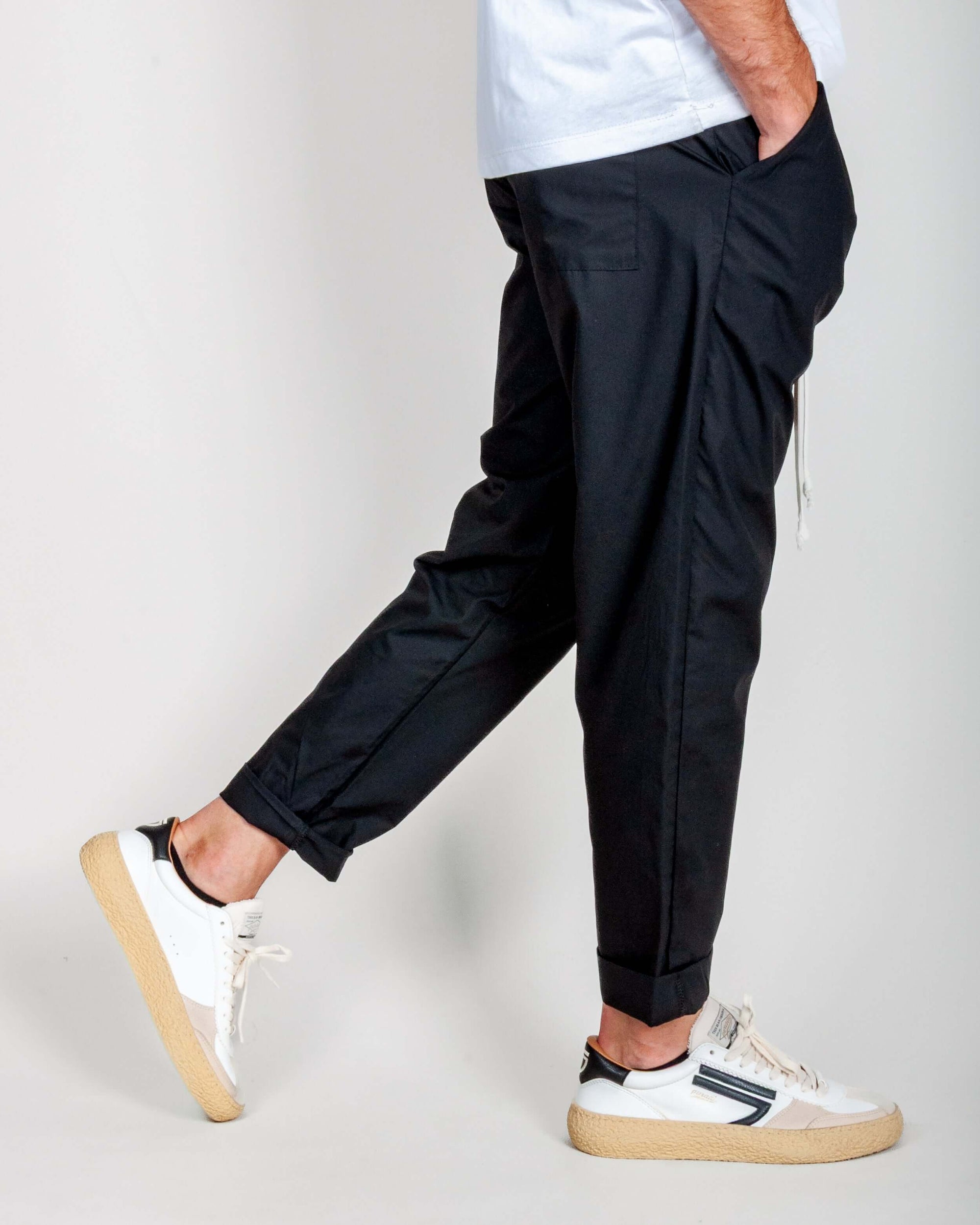 Pantalaccio 100% Cotone Leggerissimo 1921 Store Uomo Art. TENERIFE worn by a model showcasing relaxed fit and style.