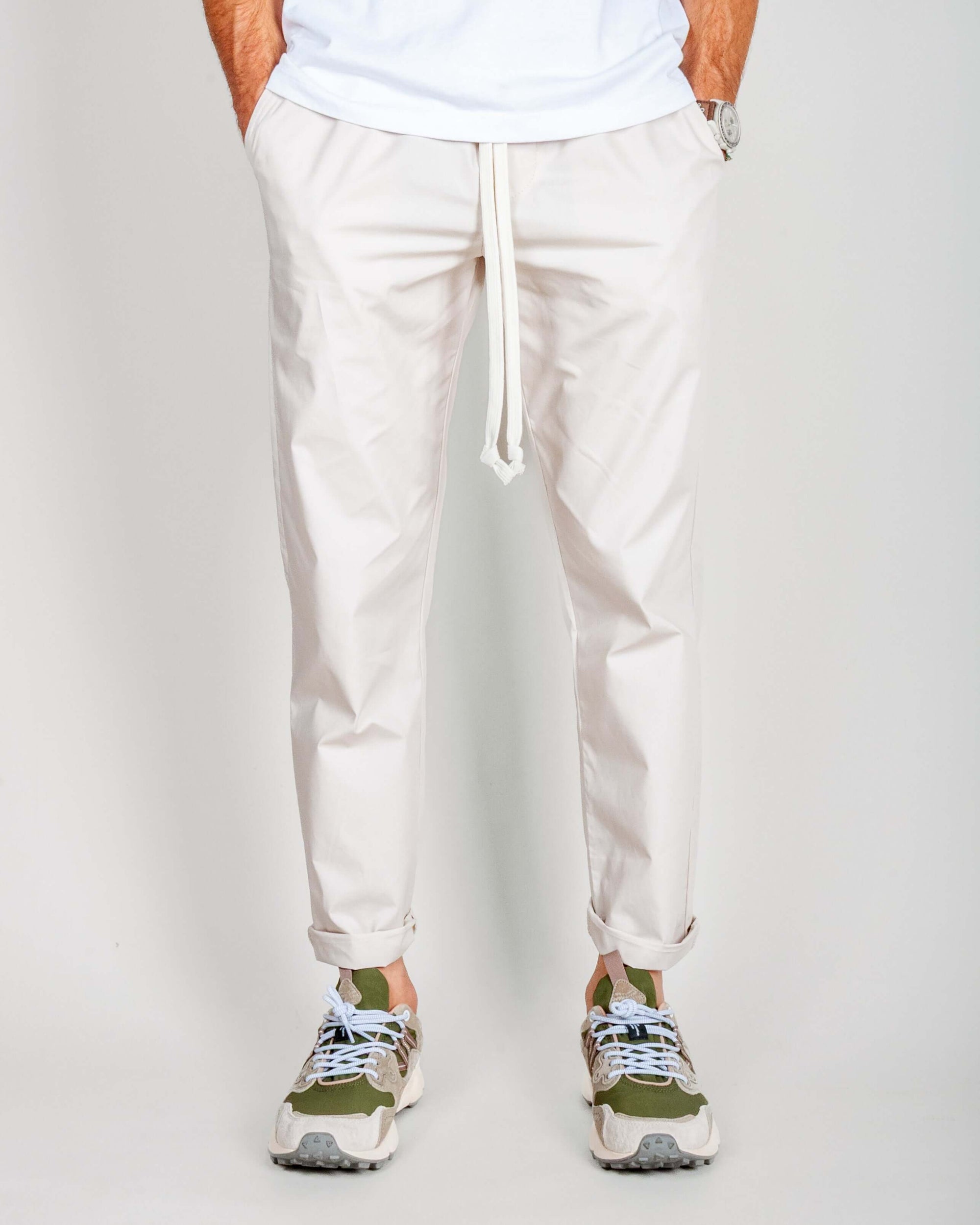 Pantalaccio 100% Cotone Leggerissimo 1921 Store Uomo Art. TENERIFE in light beige worn with sneakers.