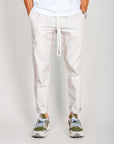 Pantalaccio 100% Cotone Leggerissimo 1921 Store Uomo Art. TENERIFE in light beige worn with sneakers.